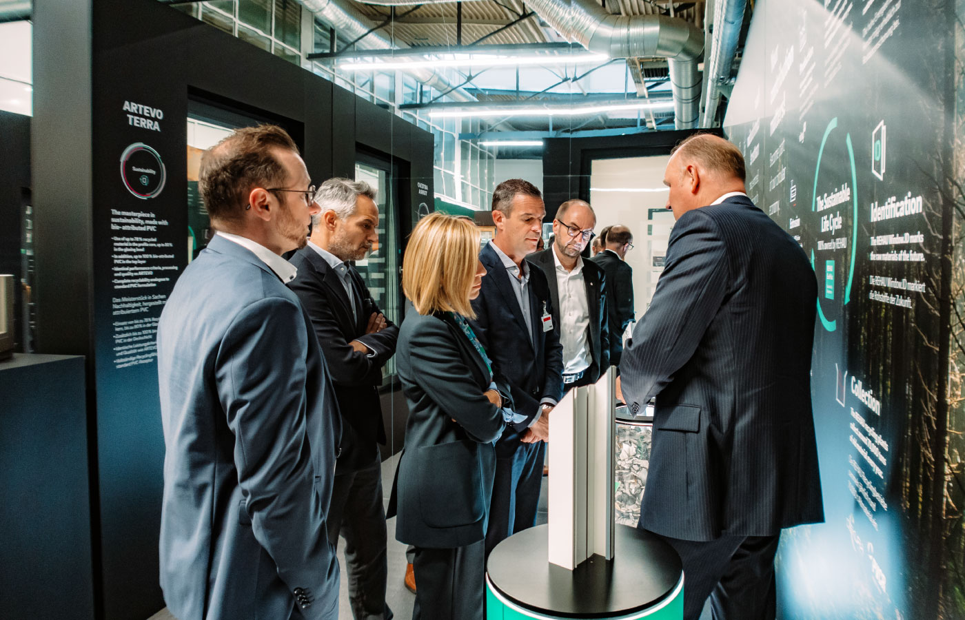 &Eta; ELVIAL &kappa;&alpha;&iota; &eta; REHAU &epsilon;&nu;ώ&nu;&omicron;&upsilon;&nu; &tau;&iota;&sigmaf; &delta;&upsilon;&nu;ά&mu;&epsilon;&iota;&sigmaf; &tau;&omicron;&upsilon;&sigmaf;