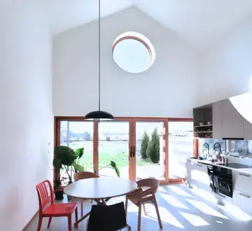 Rekonstrukcija tradicionalne vojvođanske kuće u Boljevcima predstavlja snažan primer kako savremena arhitektura može smisleno da se nadoveže na lokalne tipologije gradnje.